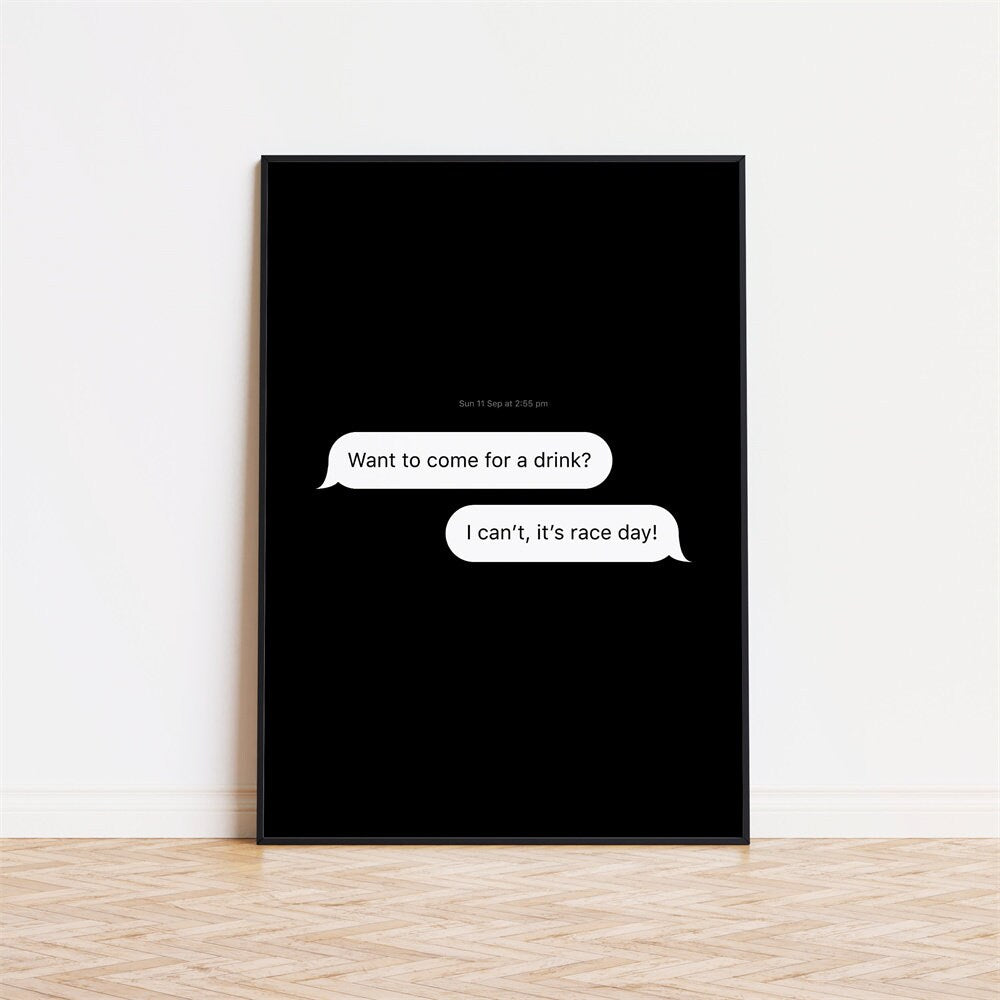 Humorvolles Poster 'Formel 1 Sprüche' von JustGoodMood mit einer Dialognachricht über den Renntag – eine originelle Wanddekoration für jedes Zuhause.