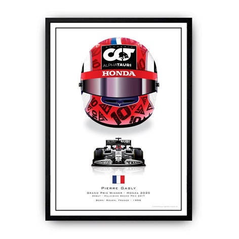 Formel 1 Helm von Pierre Gasly, Sieger des Großen Preises von Monza 2020, präsentiert auf Deko Print von justgoodmood, mit ikonischem Rennauto. Perfekt für jeden Formel 1 Enthusiasten.