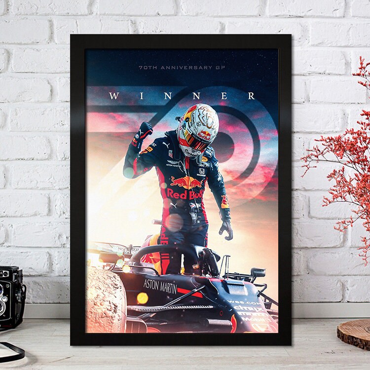 Stimmungsvolles Poster von Max Verstappen als Sieger des 70. Jubiläums GP. Perfekte Wanddekoration für Motorsportbegeisterte von justgoodmood.