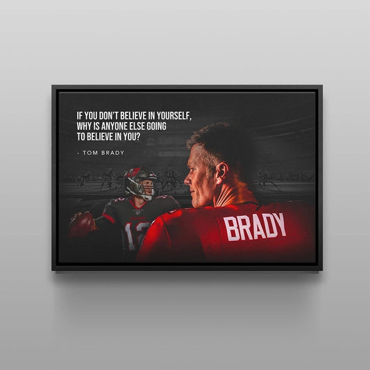 Elegantes gerahmtes Poster von Tom Brady, dem amerikanischen Football Superstar, das seine inspirierenden Worte zeigt: 'IF YOU DON'T BELIEVE IN YOURSELF, WHY IS ANYONE ELSE GOING TO BELIEVE IN YOU?' Hochwertiges Deko Print von justgoodmood für jeden Raum.