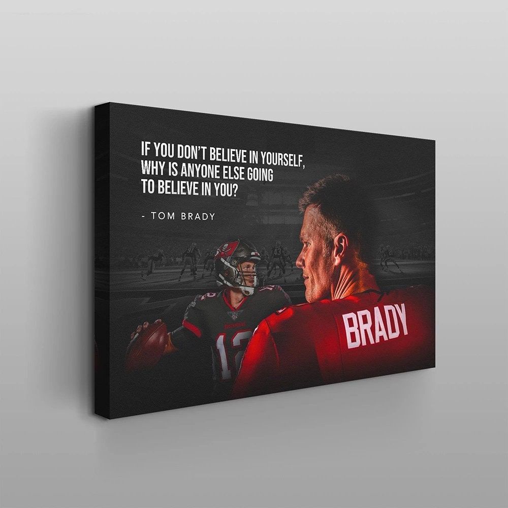 Inspirierendes Poster von Tom Brady, dem amerikanischen Football Superstar, mit dem motivierenden Spruch: 'IF YOU DON’T BELIEVE IN YOURSELF, WHY IS ANYONE ELSE GOING TO BELIEVE IN YOU?' - Tom Brady, von justgoodmood. Perfekt für eine sportliche Wanddekoration!