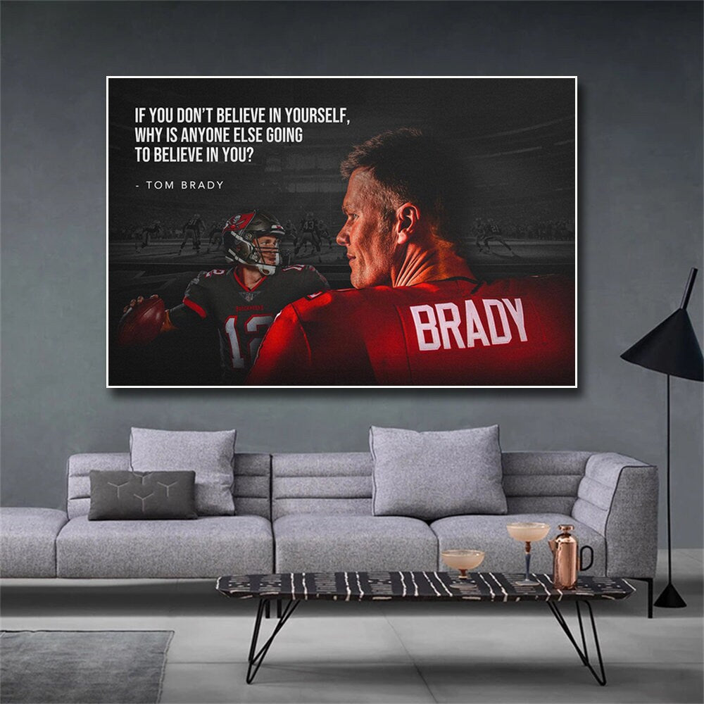 Motivierendes Poster von Tom Brady, dem amerikanischen Football Superstar, mit dem inspirierenden Zitat: 'IF YOU DON'T BELIEVE IN YOURSELF, WHY IS ANYONE ELSE GOING TO BELIEVE IN YOU?' Dekoratives Wandbild von justgoodmood für einen sportlichen Flair.