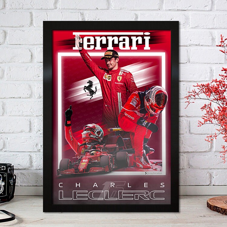 Charming Poster von Charles Leclerc im Ferrari, ein perfektes Deko-Element für dein Zuhause, von justgoodmood, Titel: Formel 1 Rennfahrer Legenden Rennwagen.