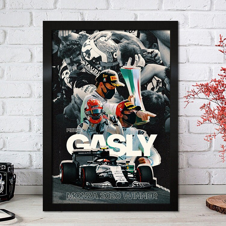 Poster von Pierre Gasly als Monza 2020 Winner, perfekt für Motorsportliebhaber, von justgoodmood, Titel: Formel 1 Rennfahrer Legenden Rennwagen.