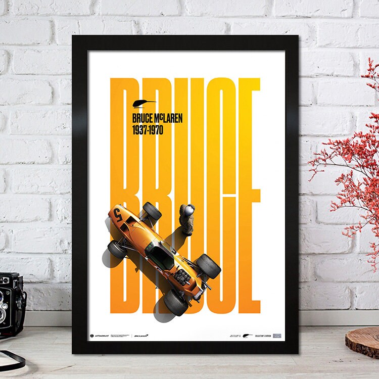 Wunderschönes Poster von Bruce McLaren, das seine legendäre Rennsportgeschichte feiert. Ein ideales Deko-Print von justgoodmood für echte F1-Liebhaber.