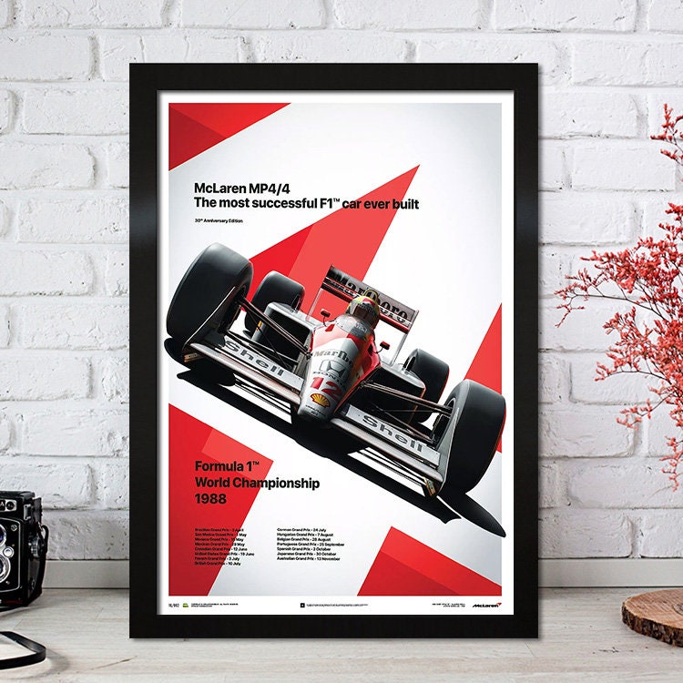Kreatives Poster der McLaren MP4/4, dem erfolgreichsten F1-Rennwagen, perfekt für Motorsport-Ästheten. Stylishes Deko-Print von justgoodmood.