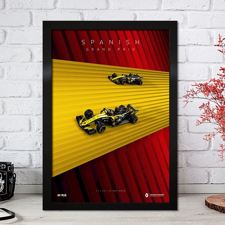 Schönes Poster Formel 1 Rennfahrer Legenden Rennwagen, das die Spannung des spanischen Grand Prix einfängt. Hochwertiger Druck von justgoodmood für Motorsport-Fans.