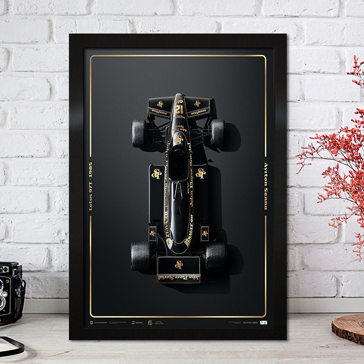 Poster Formel 1 Rennfahrer Legenden Rennwagen von justgoodmood - Hochwertiger Druck eines klassischen Rennwagens aus der F1 in Schwarz und Gold, ideal für Motorsportfans.