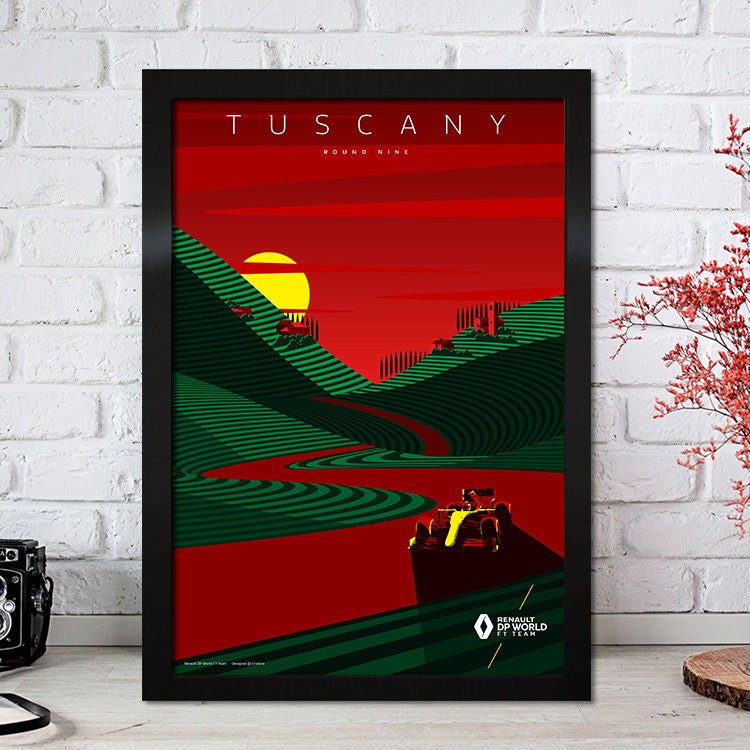 Poster Formel 1 Rennfahrer Legenden Rennwagen von justgoodmood - Ein atemberaubendes Kunstwerk, das einen F1-Rennwagen vor einer lebhaften roten Landschaft in der Toskana zeigt.