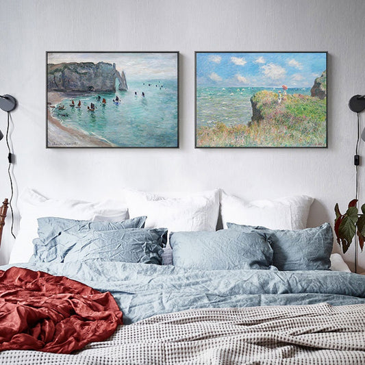 Stylisches Schlafzimmer mit Vintage Claude Monet Poster Deko Print ohne Rahmen von justgoodmood, das Impressionismus in einem modernen Raum stilvoll präsentiert.
