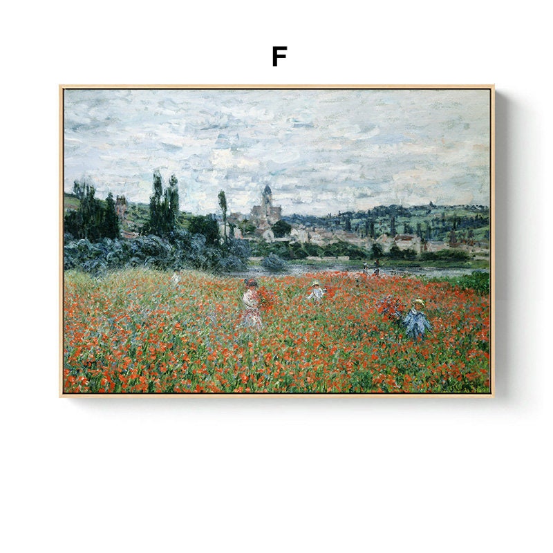 Vintage Claude Monet Poster I Deko Print ohne Rahmen von justgoodmood, zeigt einen bunten Mohnfeld mit fröhlichen Menschen in einer malerischen Landschaft.
