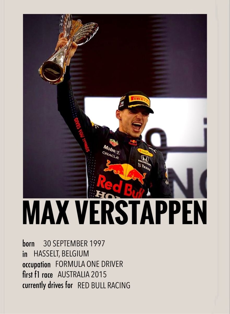 Fröhliches Bild eines Formel 1 Fahrers mit einer Trophäe, ideal für Motorsport-Fans. Poster Formel 1 Rennfahrer Sammelkarten I Deko Print ohne Rahmen von justgoodmood.