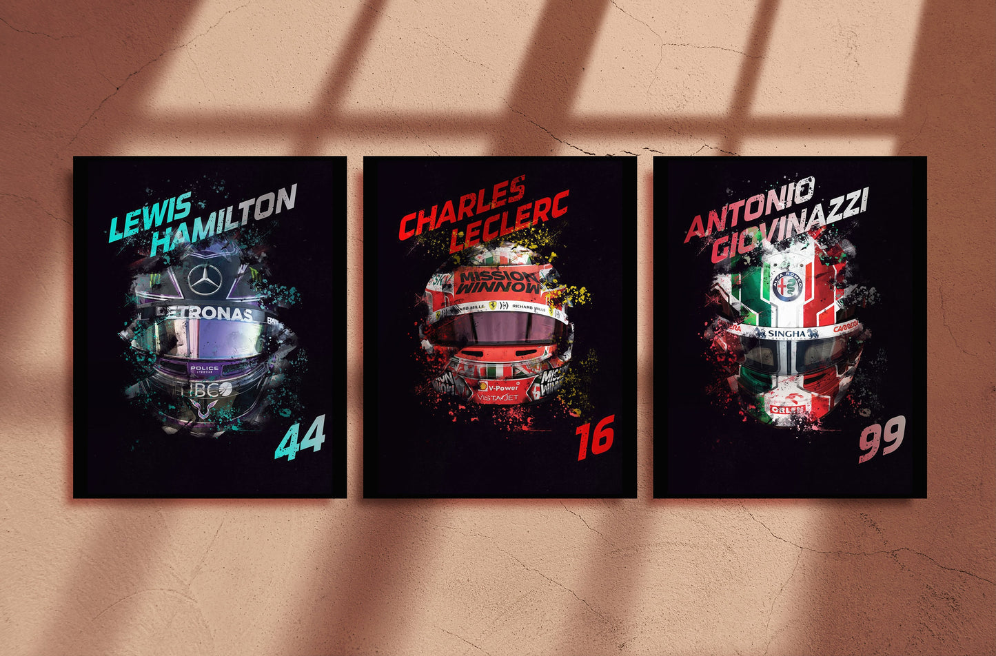Hochwertiger Poster Formel 1 Helme mit Rennfahrer Namen Lewis Hamilton, Charles Leclerc und Antonio Giovinazzi von justgoodmood - ideal für Motorsport Fans und tolle Deko für jedes Zimmer.
