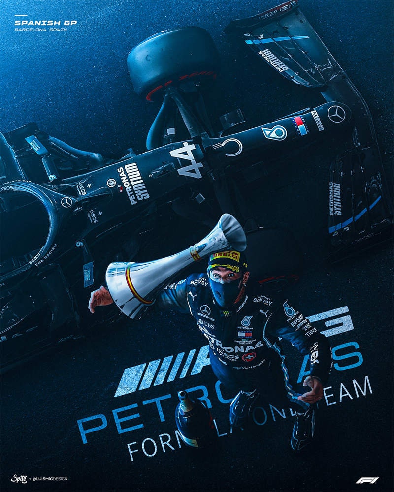 Inspirierendes Bild eines Formel 1 Fahrers mit Pokal und Rennwagen, ein tolles Deko Print für jedes Zimmer, erhältlich bei justgoodmood.