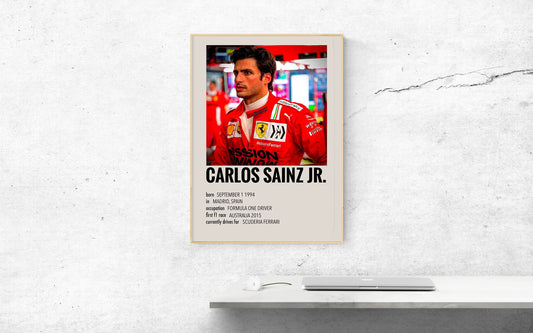 Deko-Print mit Formel 1 Rennfahrer Carlos Sainz Jr. in roter Ferrari-Montur, ideal für Motorsport-Fans, von justgoodmood, erhältlich als Poster Formel 1 Rennfahrer Sammelkarten.