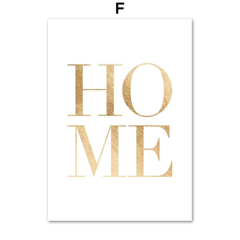 Stilvolles Poster mit dem Wort 'HOME' in goldener Schrift von justgoodmood, ideal als Deko für jeden Raum.