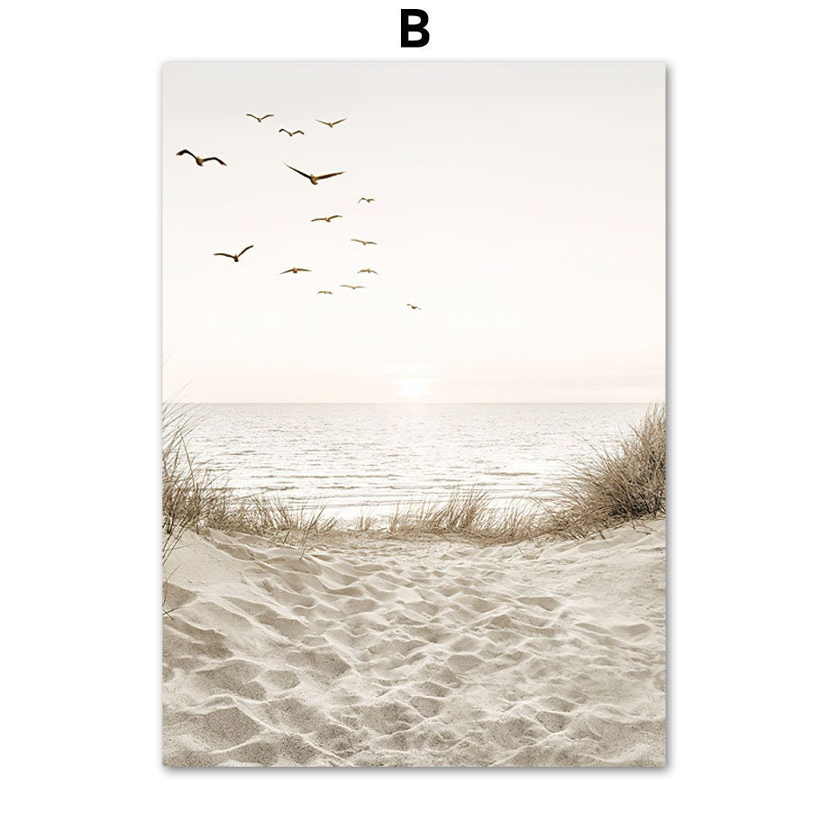 Wunderschönes Motiv des Strandes mit Vögeln im Sonnenuntergang, Teil des Posters Meer Pampasgras Beige Gold von justgoodmood, schafft eine beruhigende Atmosphäre.