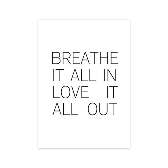 Wandkunst mit dem motivierenden Text 'BREATHE IT ALL IN LOVE IT ALL OUT', erhältlich bei justgoodmood in der Poster Abstrakt Rosa Schwarz Serie.