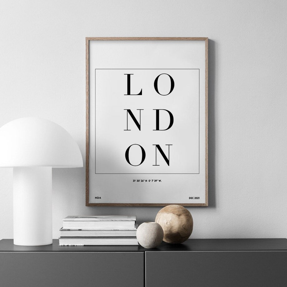 Schwarz-Weiß Poster Städte von justgoodmood, elegantes Wandbild mit dem Wort 'London', ideal für modernes Wohndesign im Wohnzimmer.