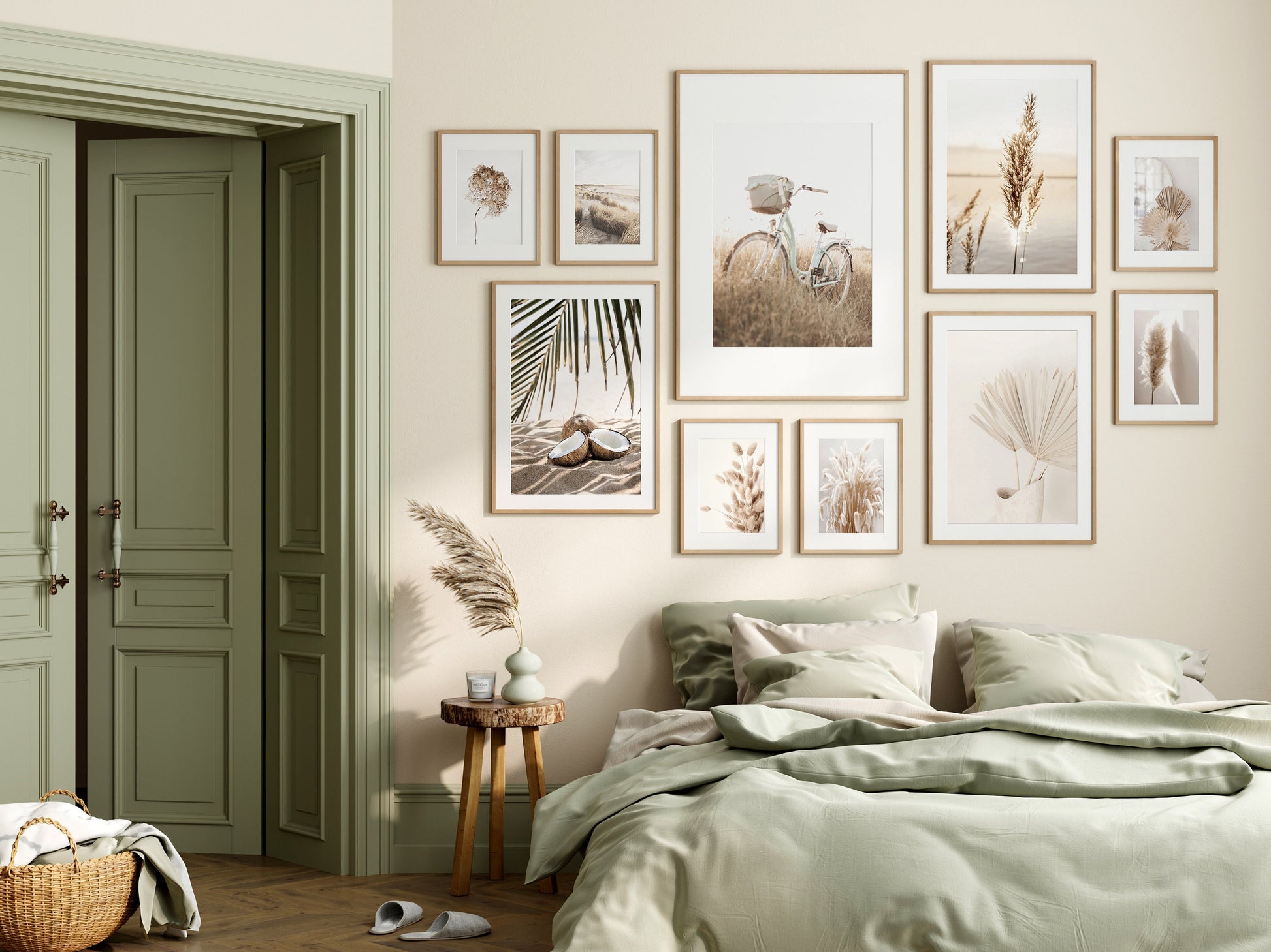 Wunderschönes Pampasgras Meer Beige Poster von justgoodmood, perfekt für Wohnzimmer & Schlafzimmer, präsentiert in einem stilvollen Raum mit harmonischen Farben und verschiedenen Wandbildern.