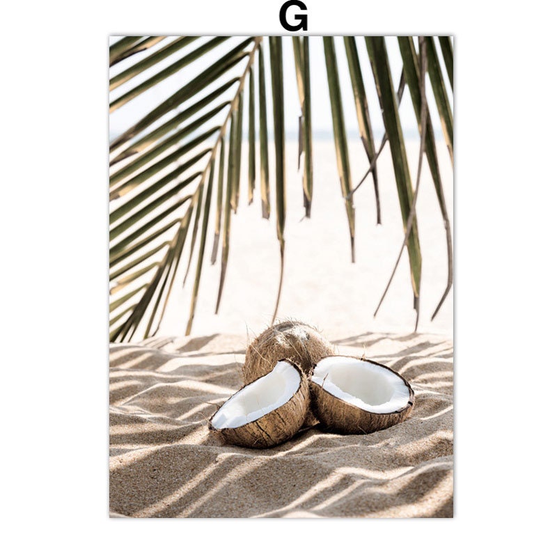 Kokosnüsse am Strand unter Palmen - Poster Pampasgras Meer Beige Fahrrad von justgoodmood für eine warme, boho-inspirierte Wohnambiente.