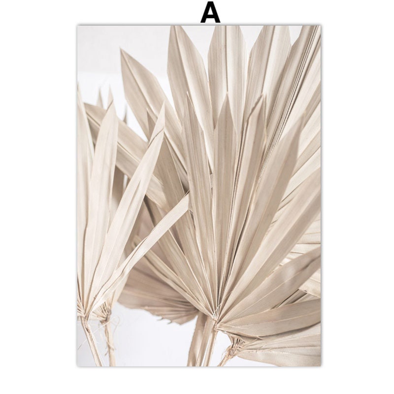 Detailansicht des Posters Pampasgras Beige Spiegel von justgoodmood, das elegant gefächerte Pflanzenblätter in sanften Beigetönen zeigt. Ideal für eine schicke Wanddekoration!