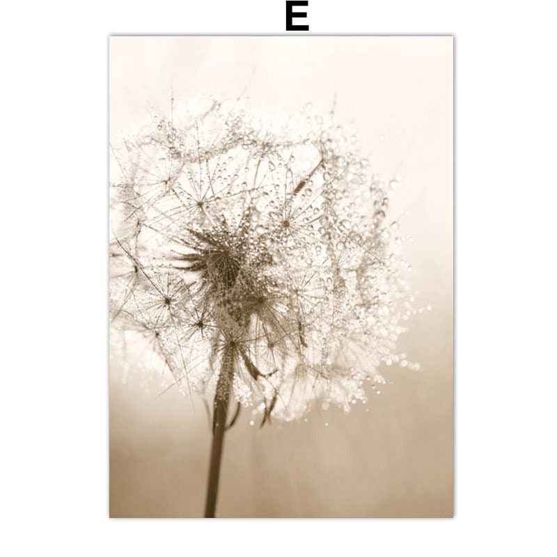 Charmantes Poster Pampasgras Beige Spiegel von justgoodmood – ideal für Schlafzimmer und Wohnzimmer. Zarte Trockenblumen in sanften Tönen strahlen Ruhe und Eleganz aus.