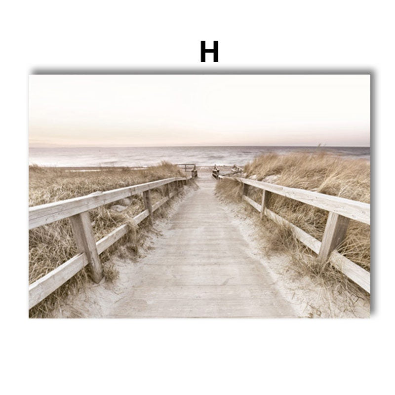 Schön dekoratives Poster Pampasgras Beige Spiegel von justgoodmood, das einen malerischen Weg durch Strandsand zu einem harmonischen Meerblick darstellt. Ideal für Ihre Wanddekoration.