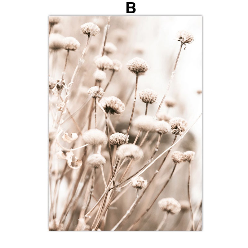 Zarte beige Blüten und Gräser in einem stilvollen Poster Pampasgras Beige Blätter von justgoodmood, ideal für Wohnzimmer und Schlafzimmer.