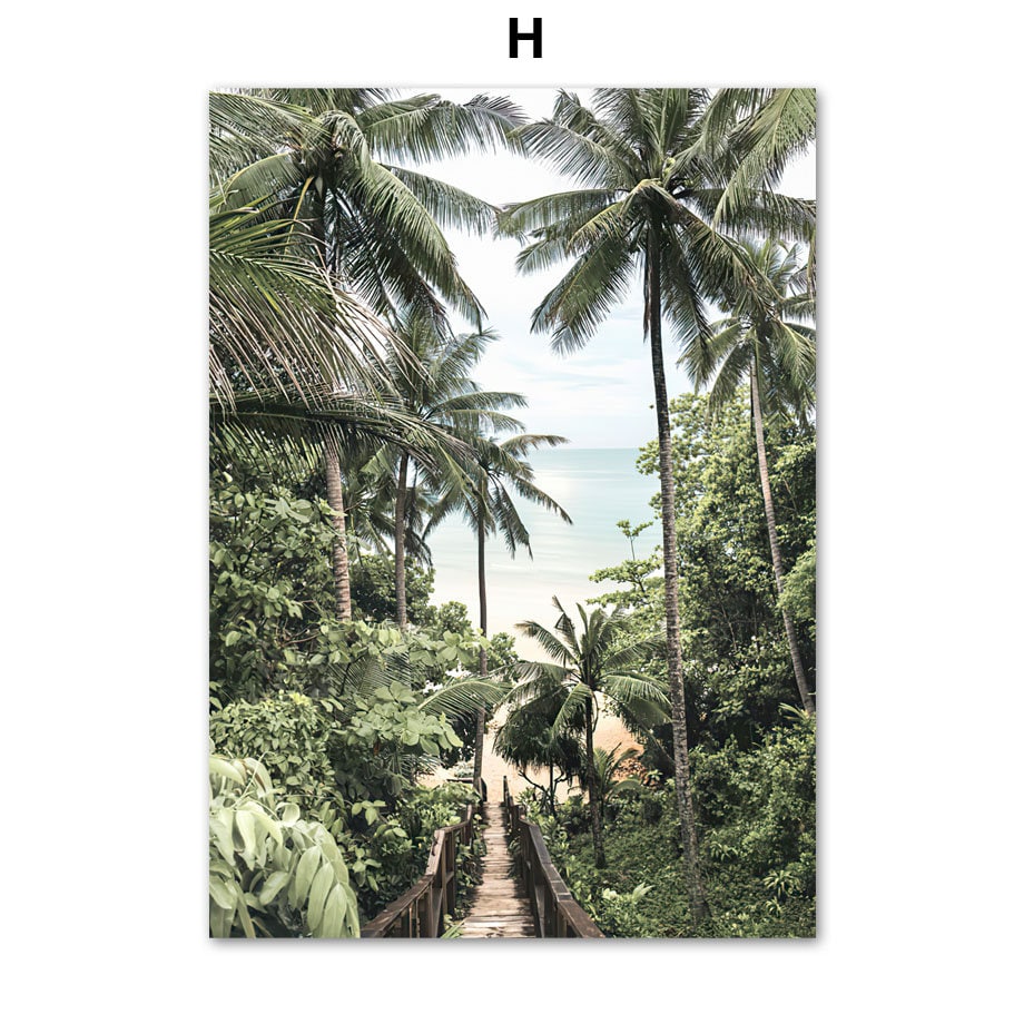 Wunderschönes Poster von justgoodmood mit dem Titel 'Meer Blätter Überwasser Bungalow Strandschaukel'. Die beeindruckende Szenerie mit Palmen und einem Strandweg entführt Sie sofort in eine entspannende Urlaubslandschaft.