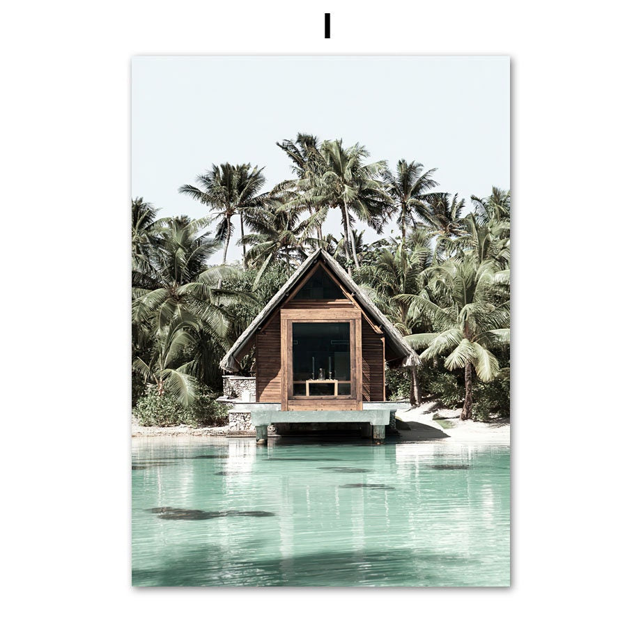 Charmantes Poster von justgoodmood, das einen Bungalow am Wasser umgeben von Palmen zeigt, ideal für ein tropisches Wohnambiente und als gelungene Deko. Titel: Meer Blätter Überwasser Bungalow Strandschaukel.