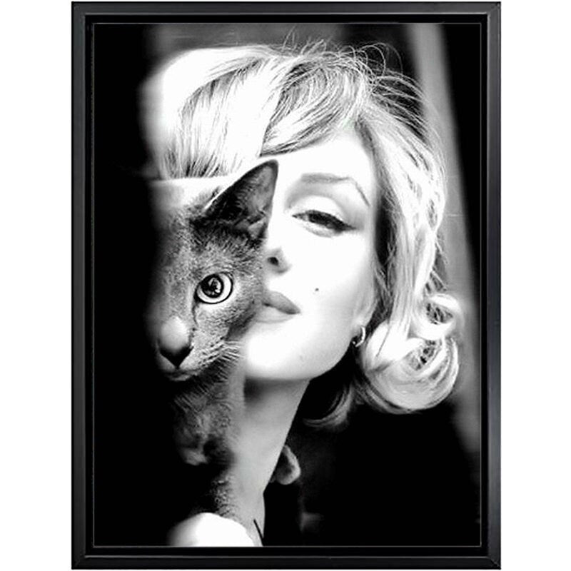 Marilyn Monroe posiert mit einer Katze, das Bild strahlt Charme und Eleganz aus - ideale Wandgestaltung für Ihr Zuhause. Poster von justgoodmood.