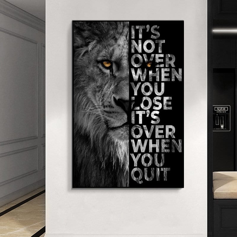 Beeindruckendes Poster "Motivation Löwe Schwarz Grau" von justgoodmood, featuring einen starken Löwen und inspirierenden Worten, ideal zur Dekoration zuhause.