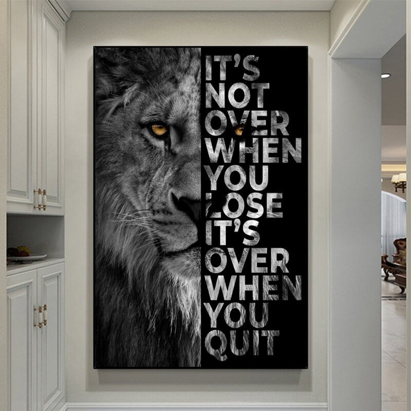 Kreatives Wandbild "Motivation Löwe Schwarz Grau" von justgoodmood, mit eindrucksvollem Löwenmotiv und motivierendem Text, ideal für jeden Raum.