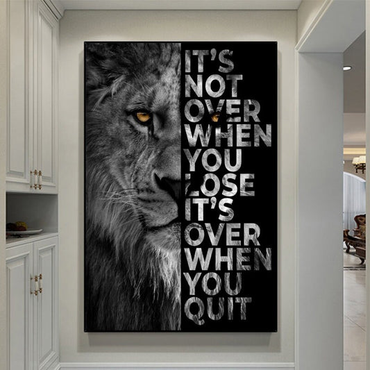 Kreatives Wandbild "Motivation Löwe Schwarz Grau" von justgoodmood, mit eindrucksvollem Löwenmotiv und motivierendem Text, ideal für jeden Raum.