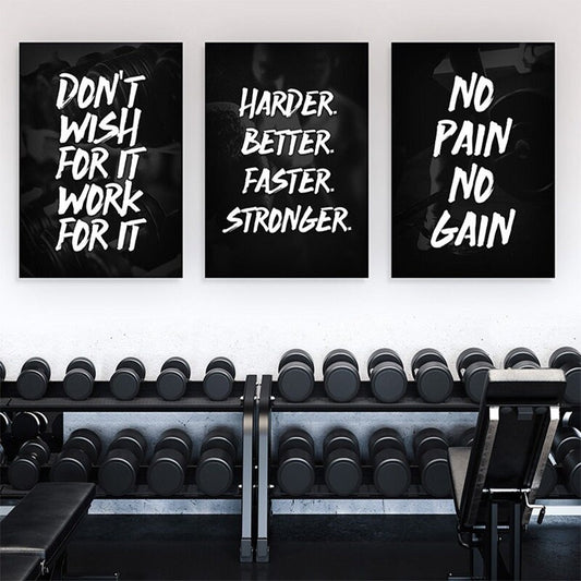 Motivationsposter mit inspirierenden Fitness Zitaten "Don't wish for it, work for it", "Harder. Better. Faster. Stronger." und "No pain, no gain". Perfekt für das Gym oder Zuhause, erhältlich bei justgoodmood.