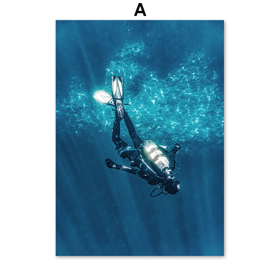 Motiv eines Tauchers in blauer Unterwasser-Umgebung, fabelhaft als Wanddekoration für jedes Schlafzimmer, Deko Print Bilder von justgoodmood.