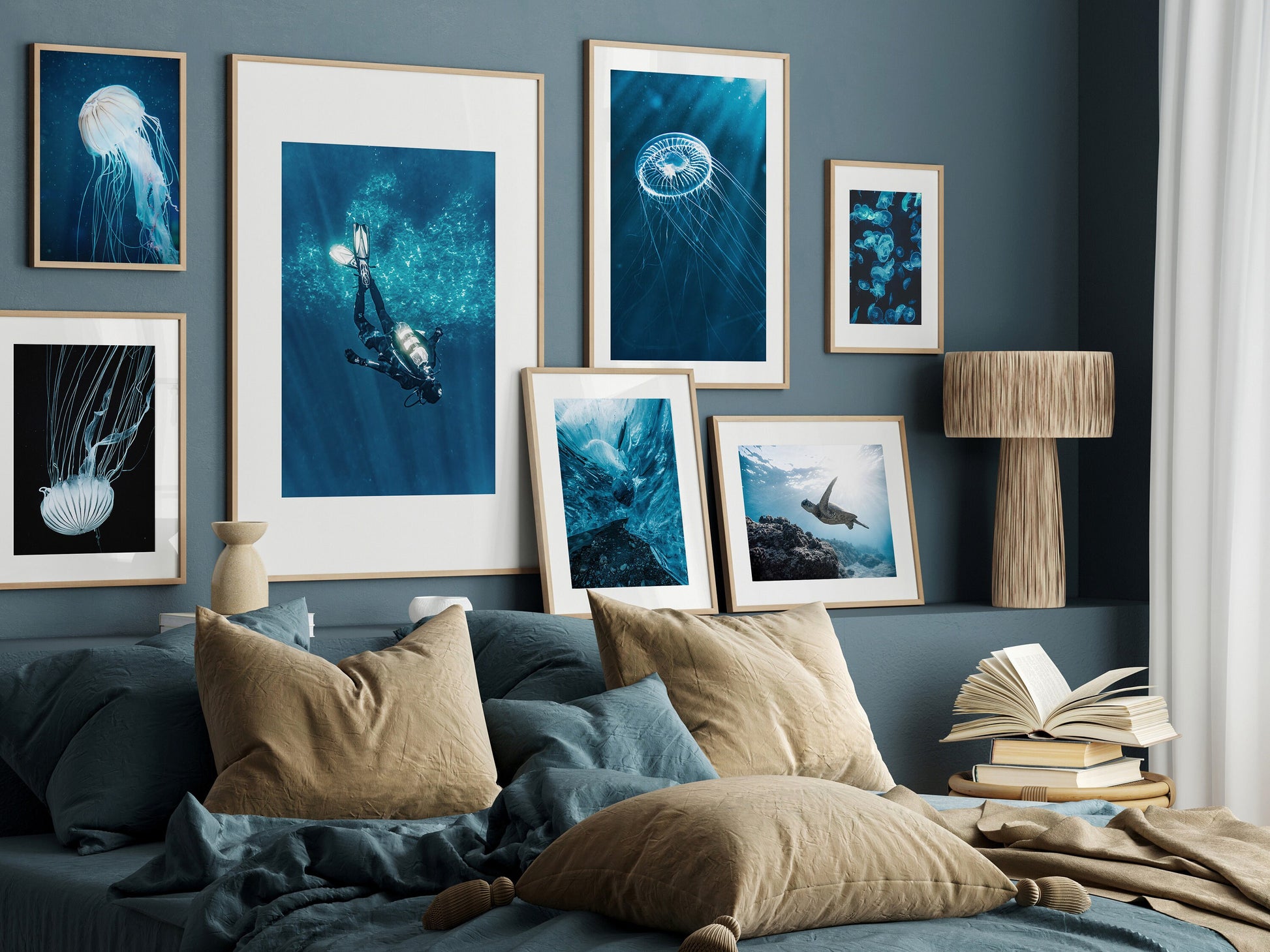 Farbenfrohes Wandbild der Unterwasser Welt mit Taucher und Quallen, perfekt zur Verschönerung Ihres Raumes, Deko Print Bilder von justgoodmood.