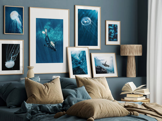 Farbenfrohes Wandbild der Unterwasser Welt mit Taucher und Quallen, perfekt zur Verschönerung Ihres Raumes, Deko Print Bilder von justgoodmood.