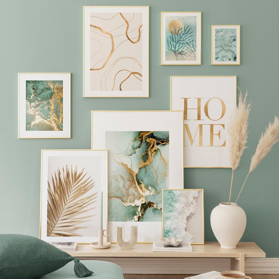 Entdecken Sie den Poster Strand Wellen Zuhause Gold von justgoodmood, stilvolle Wandbilder für Wohnzimmer und Schlafzimmer, die Eleganz und Ruhe in Ihr Zuhause bringen.