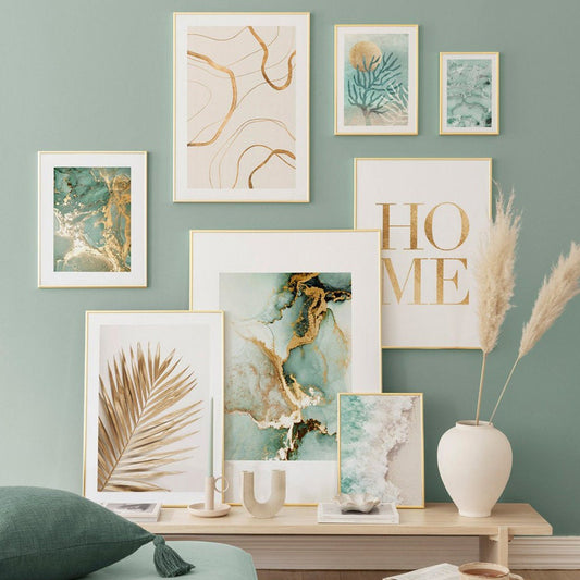 Entdecken Sie den Poster Strand Wellen Zuhause Gold von justgoodmood, stilvolle Wandbilder für Wohnzimmer und Schlafzimmer, die Eleganz und Ruhe in Ihr Zuhause bringen.