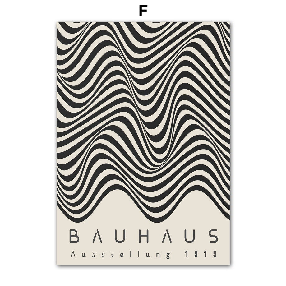 Bauhaus Ausstellung Poster von justgoodmood zeigt ein lebhaftes Wellenmuster in Schwarz-Weiß – eine einzigartige und kreative Wandkunst für jedes Zuhause.