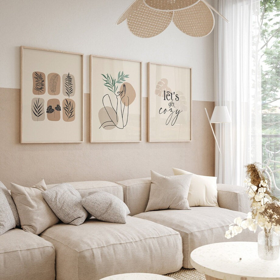 Gemütliches Wohnzimmer mit dem inspirierenden Poster 'Let's Go Cozy' von justgoodmood, eingerahmt und ergänzt durch eine einladende Farbauswahl.