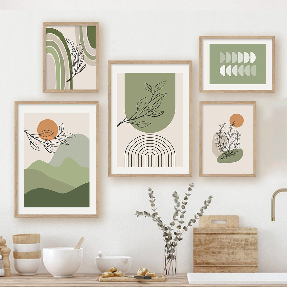 Stilvolle Boho Wandkunst mit geometrischen Formen in sanften Grüntönen von justgoodmood. Perfekt für Wohnzimmer und Schlafzimmer, diese Bildergruppe bringt einen modernen Akzent in jeden Raum.
