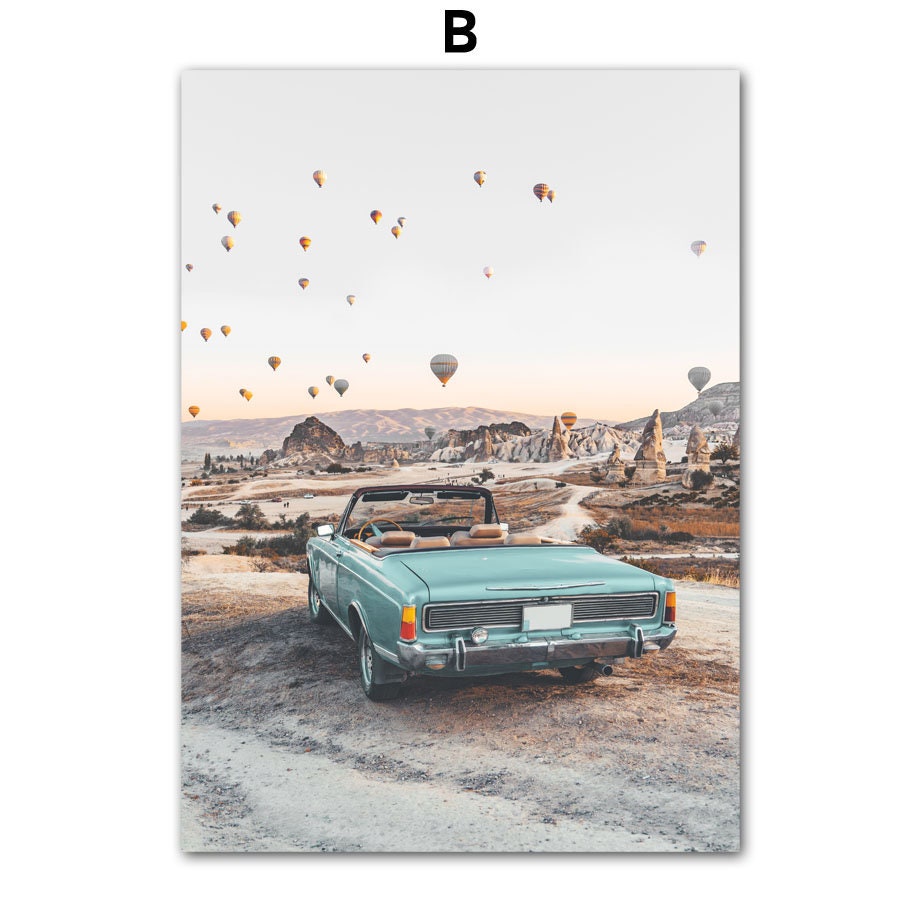 Schönes Poster von justgoodmood: Strand Burg Heißluftballon Buggy Abenteuer - Vintage Auto mit Heißluftballons in der Luft, perfekt für Wohnzimmer oder Schlafzimmer.