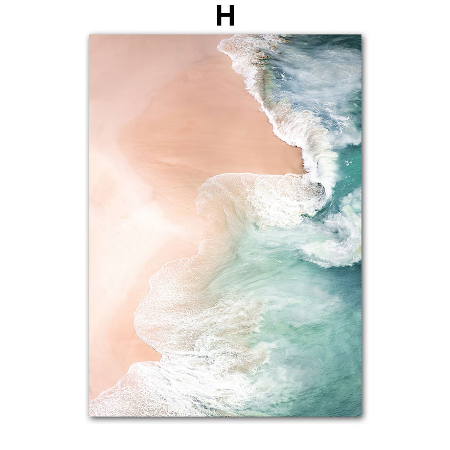 Wunderschönes Poster Strand Burg Heißluftballon Buggy Abenteuer von justgoodmood, das die sanften Wellen und den malerischen Sandstrand zeigt und perfekt für Ihr Wohnzimmer oder Schlafzimmer ist.