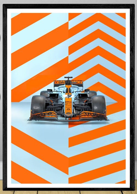 Fesselndes Poster eines McLaren Formel 1 Rennwagens mit auffälligem Design, passt perfekt zu jedem автомобилей Enthusiasten. Formel 1 Rennwagen Grand Prix Rennfahrer Deko Print ohne Rahmen von justgoodmood, das jeden Raum aufwertet.