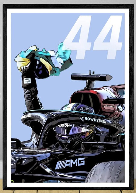 Lebhaftes Poster eines gefeierten Formel 1 Fahrers im Rennen, der mit der Flagge jubelt. Bringen Sie Aufregung in Ihren Raum mit dem Formel 1 Rennwagen Grand Prix Rennfahrer Deko Print ohne Rahmen von justgoodmood.