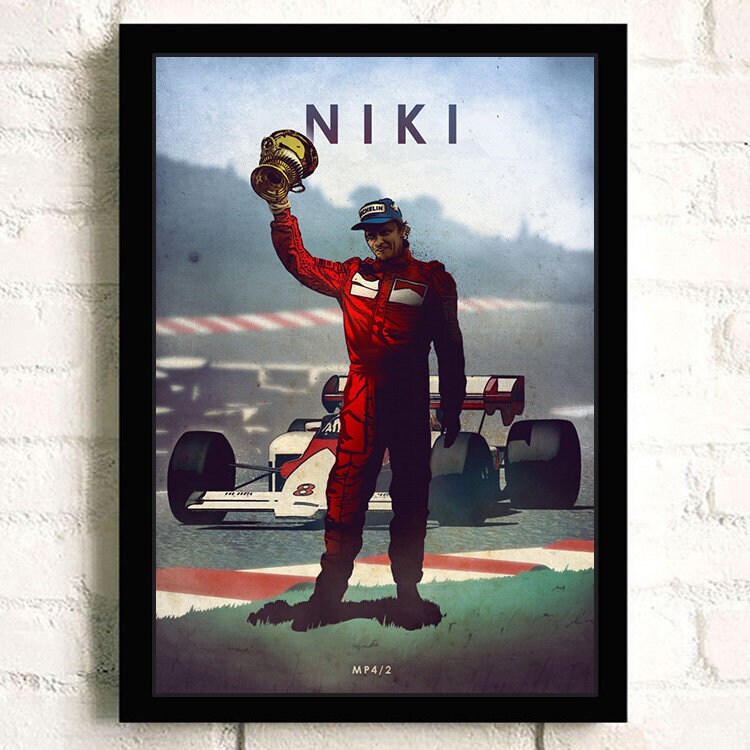 Beeindruckendes Poster von Rennfahrer Niki Lauda, der den Weltmeisterpokal hält, erhältlich bei justgoodmood. Ein Muss für jede Motorsport-Deko!