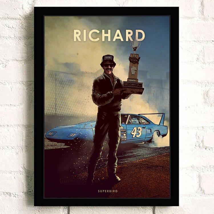 Format von Formel 1 Rennfahrer Richard Petty mit dem Pokal und seinem legendären Rennwagen. Ein kunstvoller Deko-Print von justgoodmood.